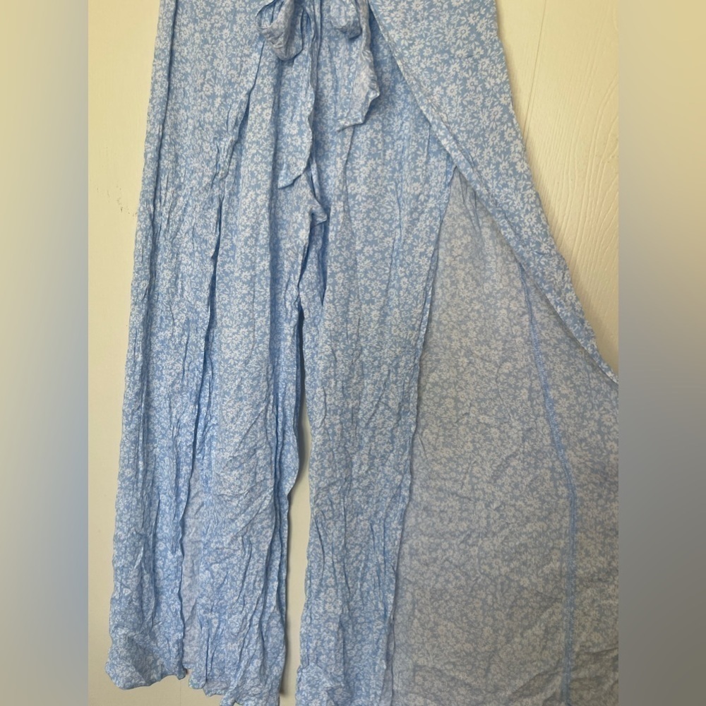 No Boundaries Blue and White Ditsy Floral Print Open Slit Pants - Women’s M - Picture 2 of 5